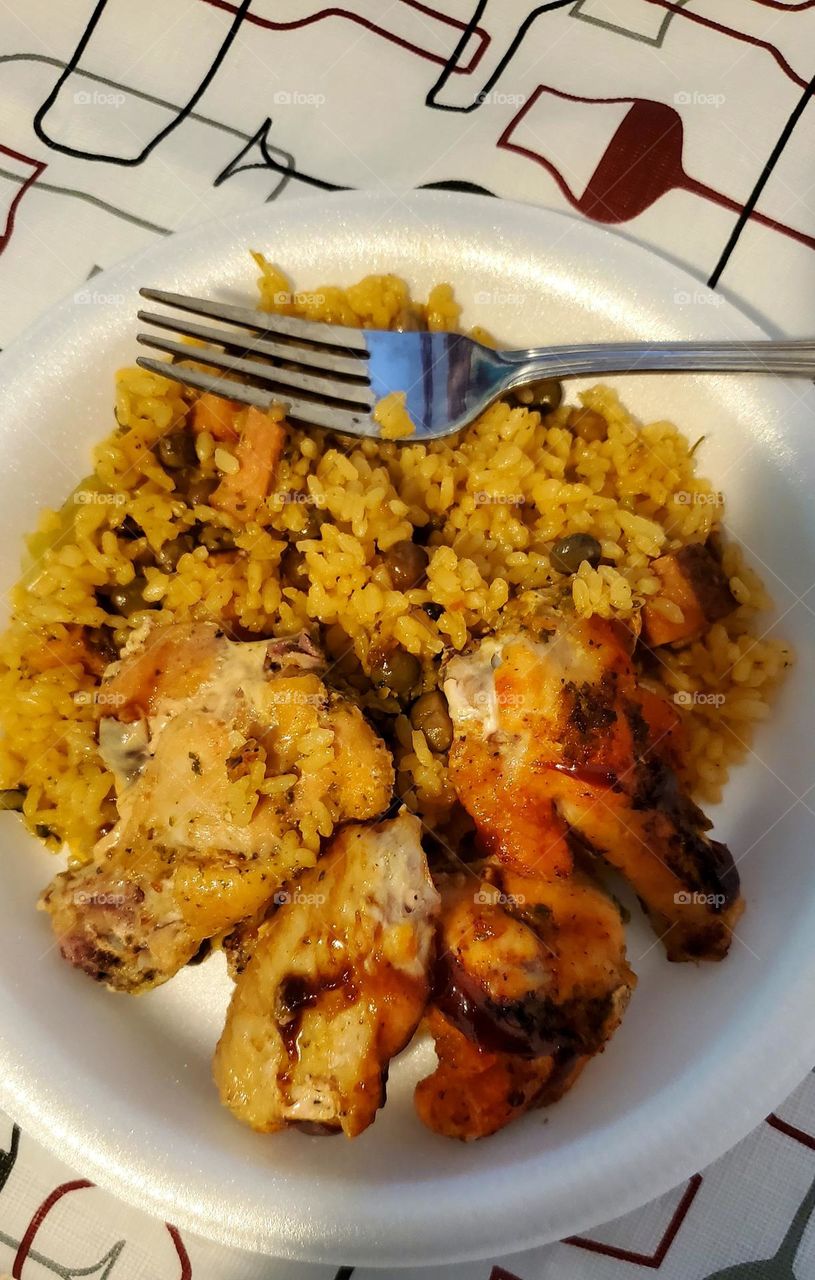 Arroz con gandules y Jamón, alitas a la barbacoa.