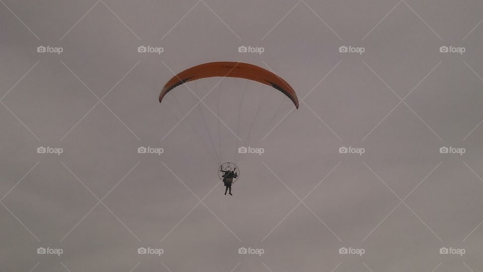 suspendido en el cielo