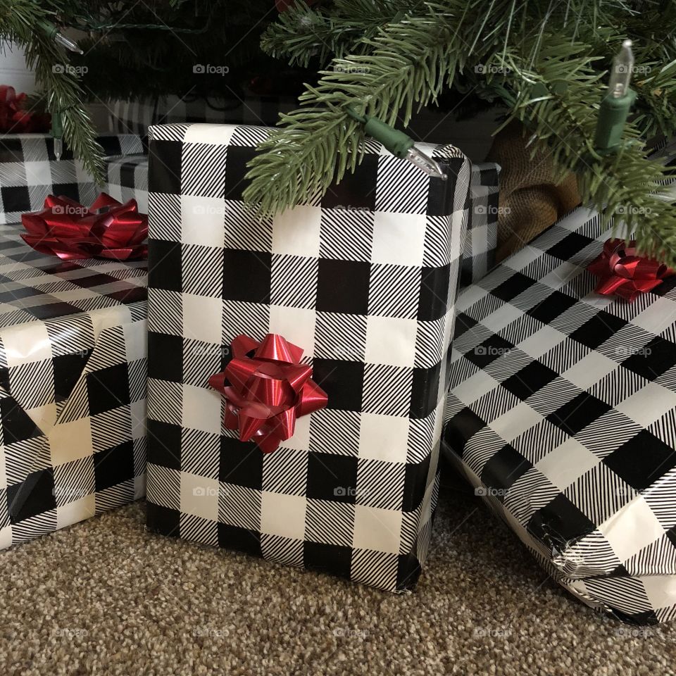 Christmas presents, simple gift wrap, plaid paper, red and black Christmas decor, farmhouse decor 