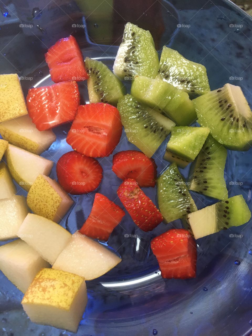 Ôba! Frutas bonitas e deliciosas para uma sobremesa saudável: pêra, morango e kiwi. 🥝 🍓 🍐