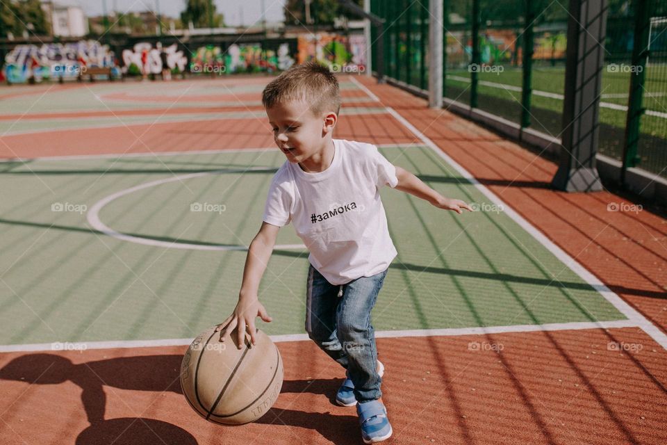 Small boy playing basketball