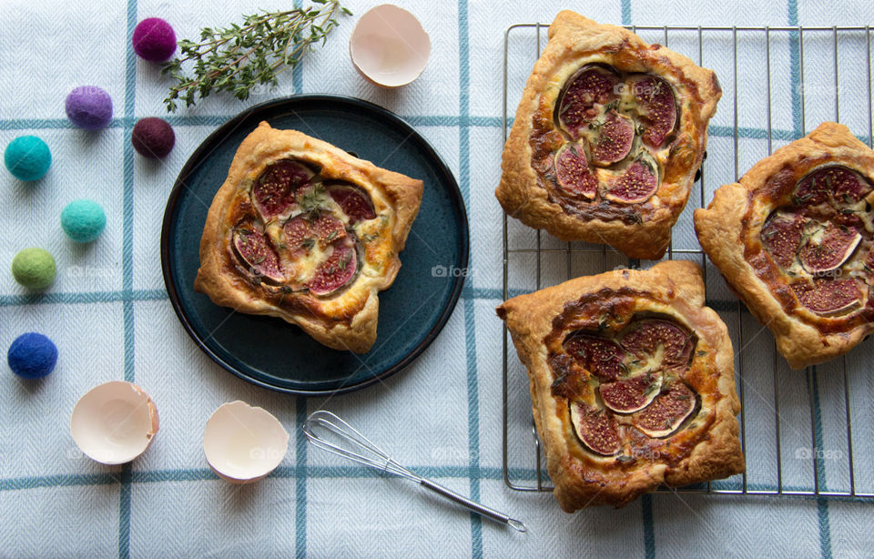 Dog, thyme and goat cheese tarts