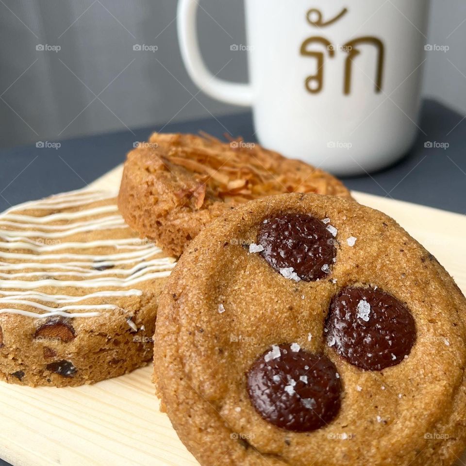Nice aroma brown butter cookies in coconut, red date white chocolate and sea salt dark chocolate in 70% 