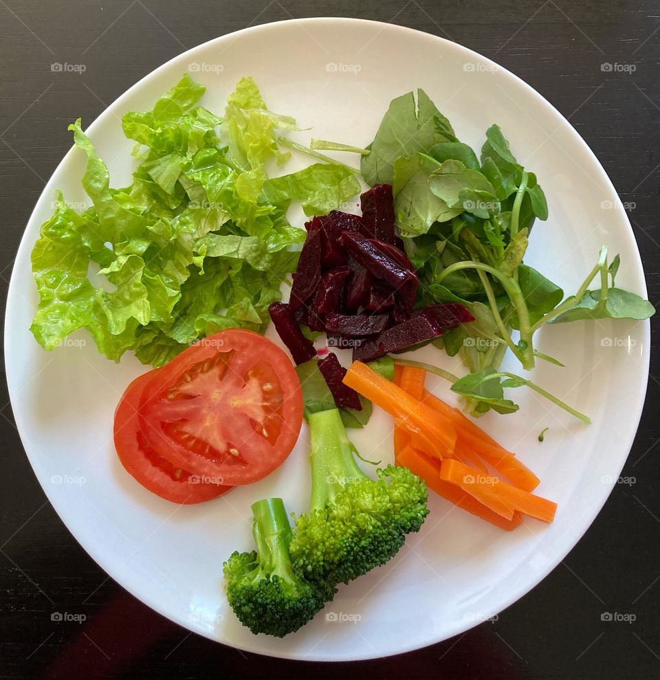 Healthy lunch! In the hamburger here at the School, only good things: lettuce, watercress, carrots, tomatoes, broccoli and beets! / 🇧🇷 Almoço saudável! No badeijão aqui da Escola, só coisas boas: alface, agrião, cenoura, tomate, brócolis e beterraba!