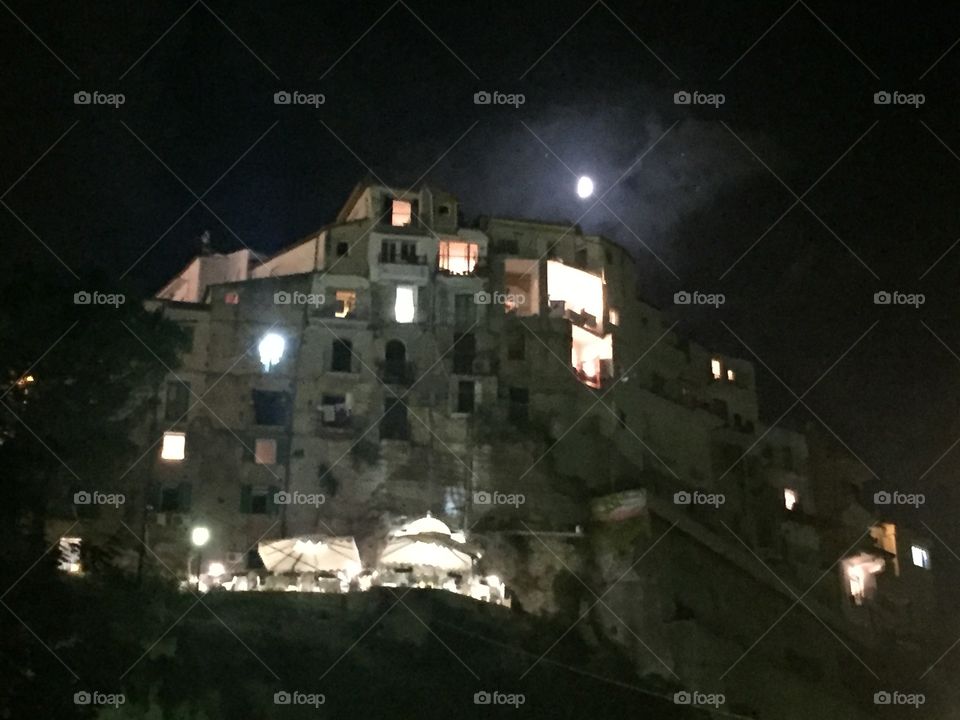 Paricolare di un condominio su tufo a Tropea sotto la luna 