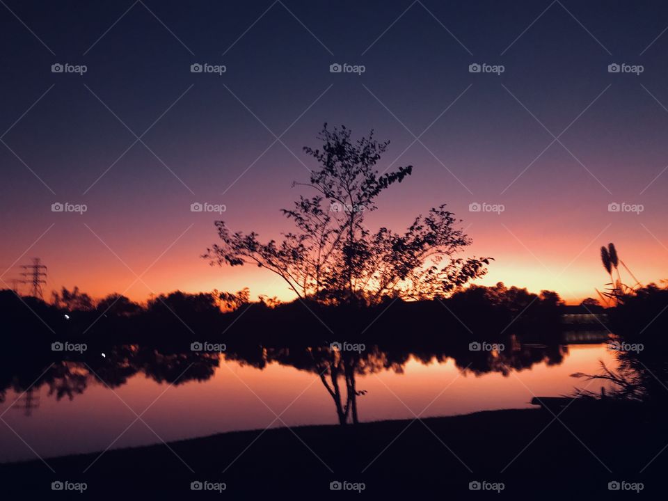 Perfect painted pic during Sunset by the vivid sky’s over this pristine lake shadowing the landscapes. 