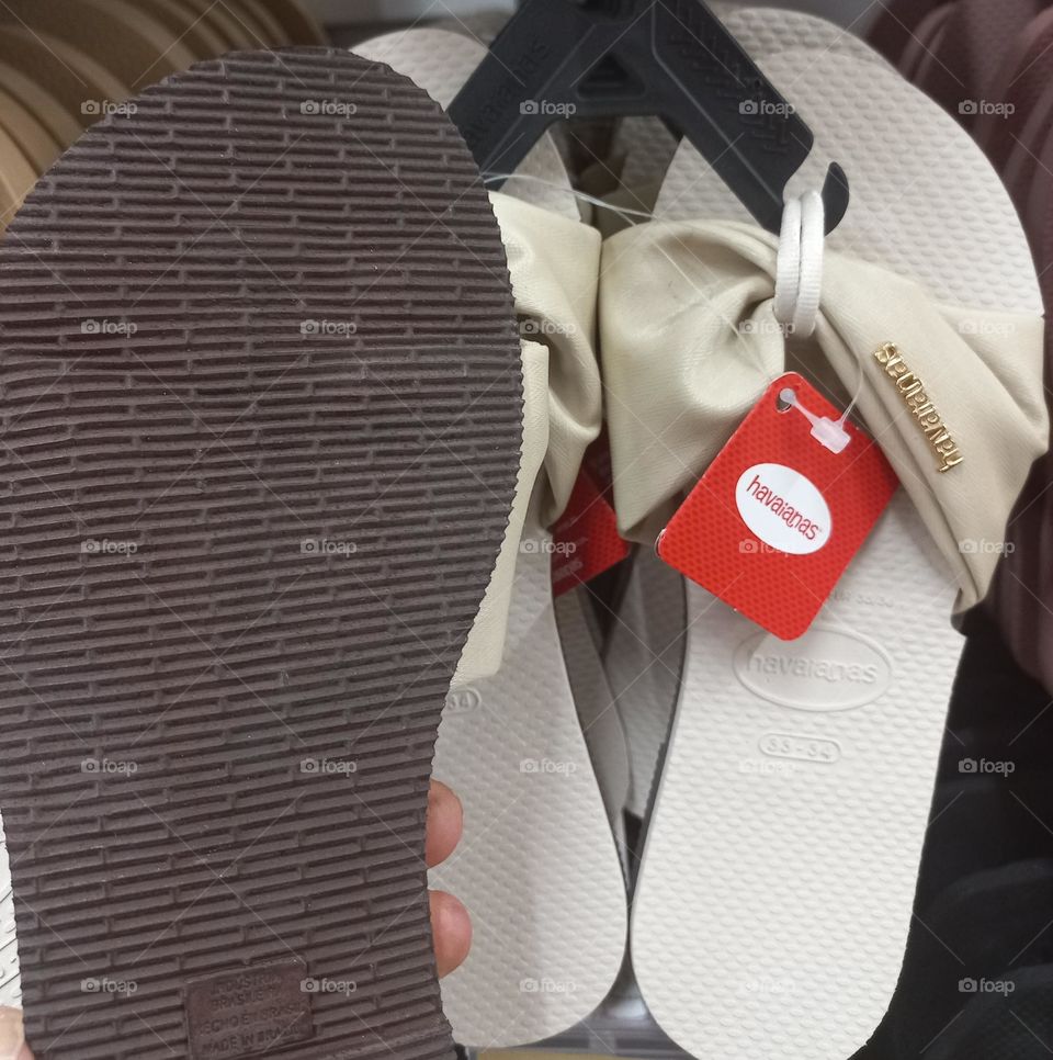 Rasteirinha Havaianas,  conforto, delicadeza,  estilo e leveza. Não  escorregam firmes nos pés e no chão.  chinelos Havaianas  o ideal para qualquer  ocasião!