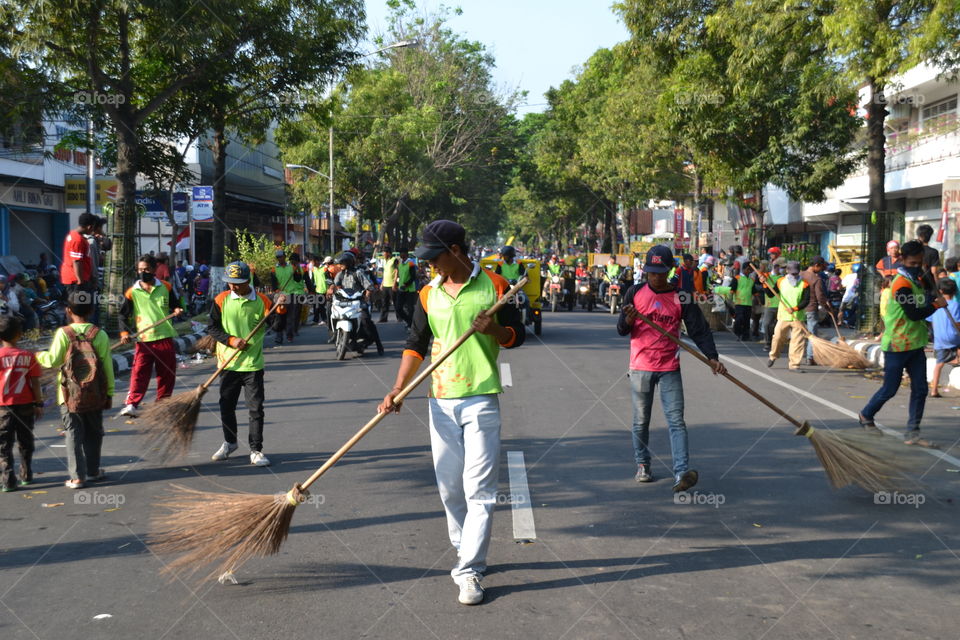 Clean the streets after carnival
