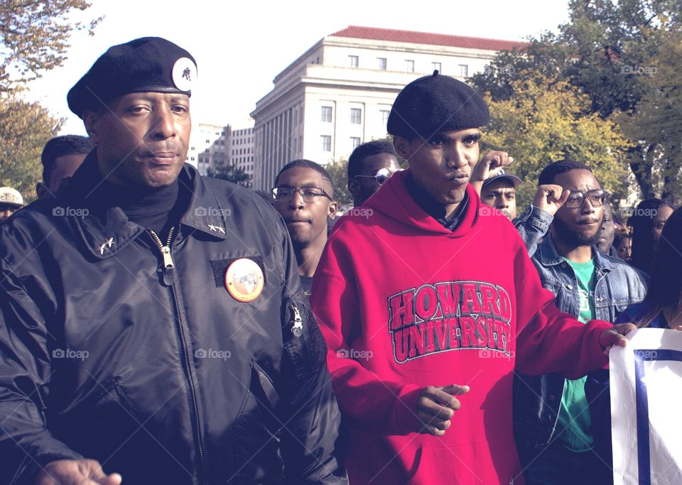 Obama Doppelgänger . President Obama lookalike  protesting with the Black Panthers?