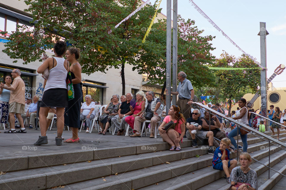 Clase de baile frente al "Casal d'avis" del barrio de Gracia. Barcelona. 