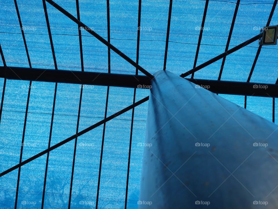Metal structure with net