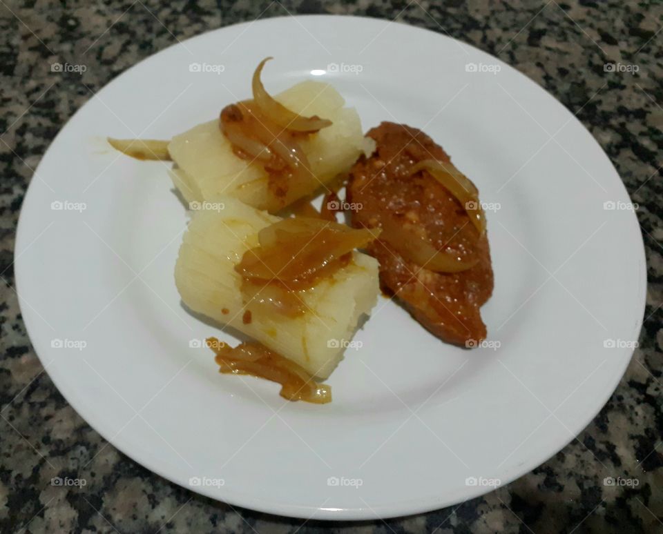 Macaxeira com frango assado acebolado.