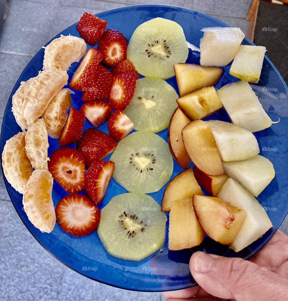 Healthy time: tangerine, strawberry, kiwi, plum and pear!
 Eat fruits as they are healthy and refreshing. / Hora saudável: mexerica, morango, kiwi, ameixa e pera!
Coma frutas, pois são saudáveis e refrescam.