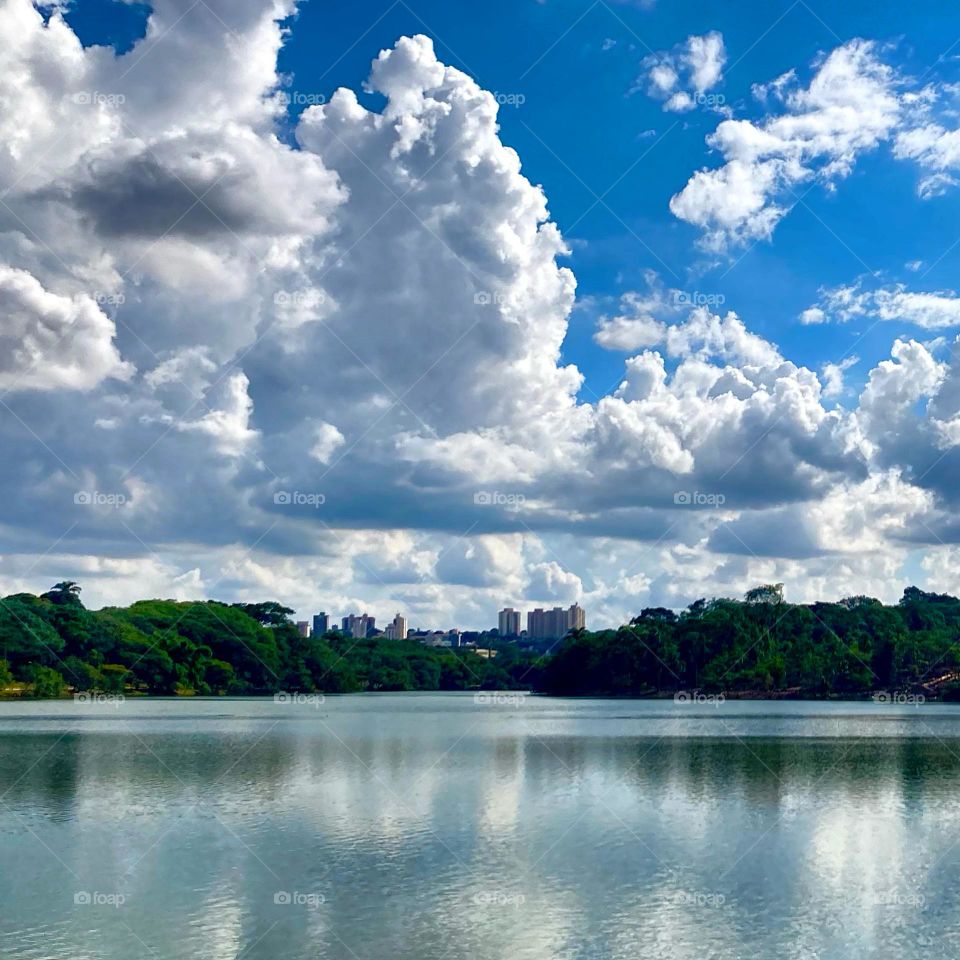 🇺🇸 The beauty of the city of Campinas (Brazil), seen from the lake in Parque Portugal. / 🇧🇷 A beleza da cidade de Campinas (Brasil), vista a partir do lago do Parque Portugal. 