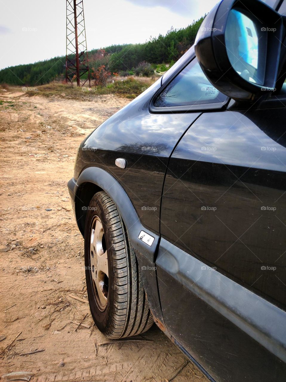 Close up photo of an Opel Zafira / front of a car / side photo of a car / dusty road / usual modern car