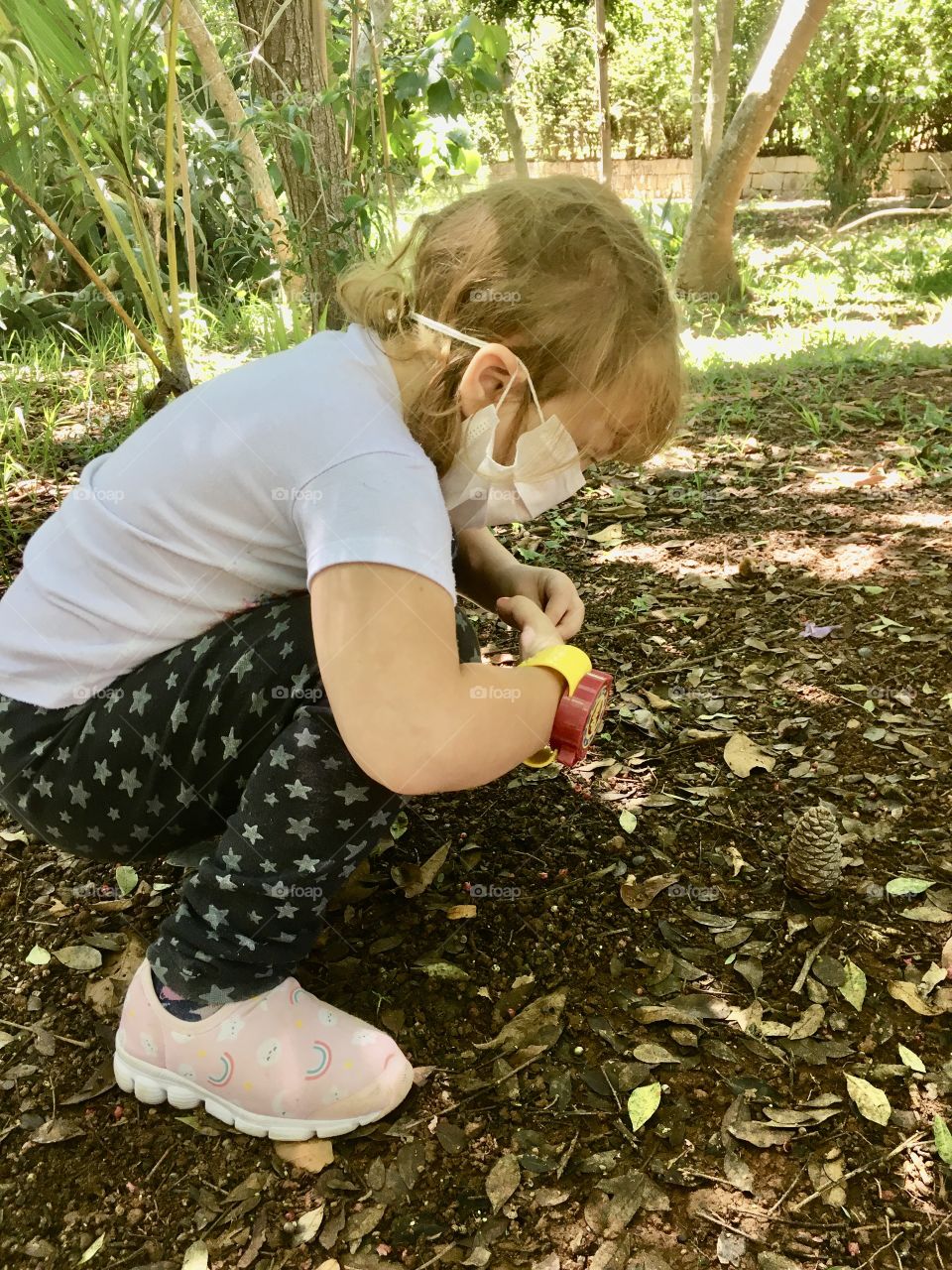 We planted a pine cone, and according to my daughter, it will grow into a huge Christmas pine! / Plantamos uma pinha, e segundo minha filha, ela vai crescer e virar um enorme Pinheiro de Natal!