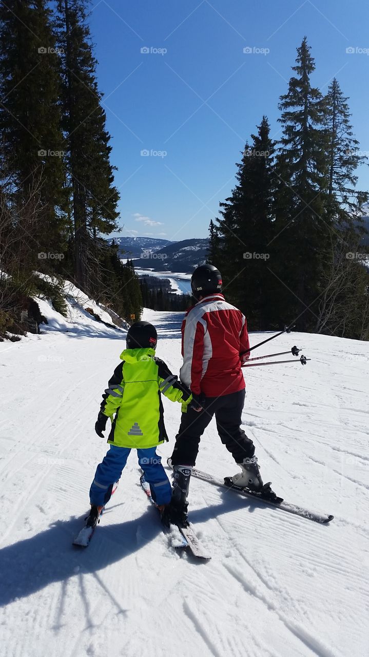 Mother and child learning skiing together! 😍