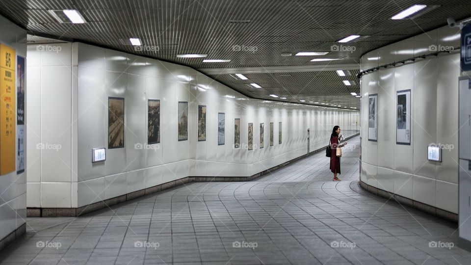 A woman who looking image in walk way.