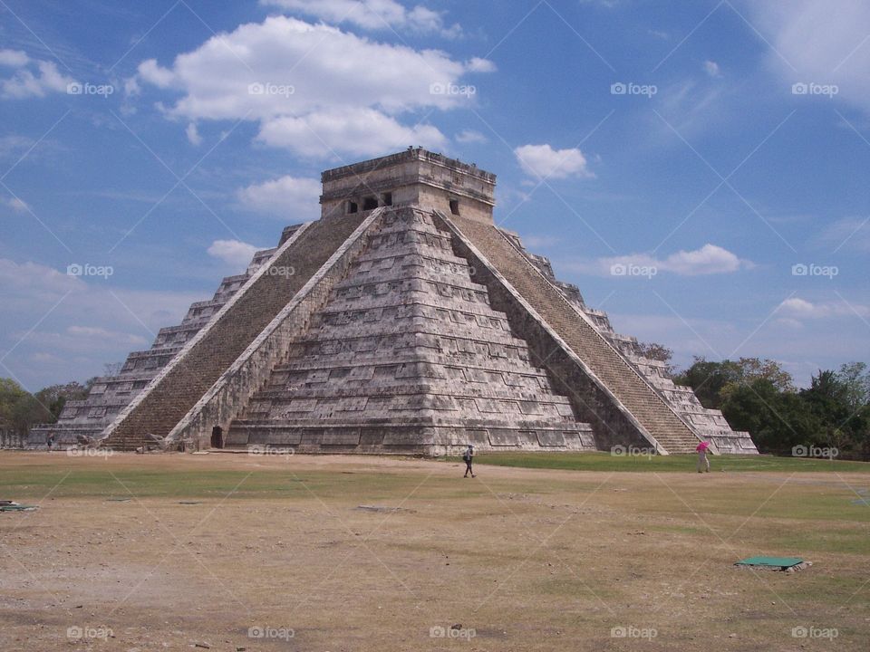 Mayan pyramid at chichen itza