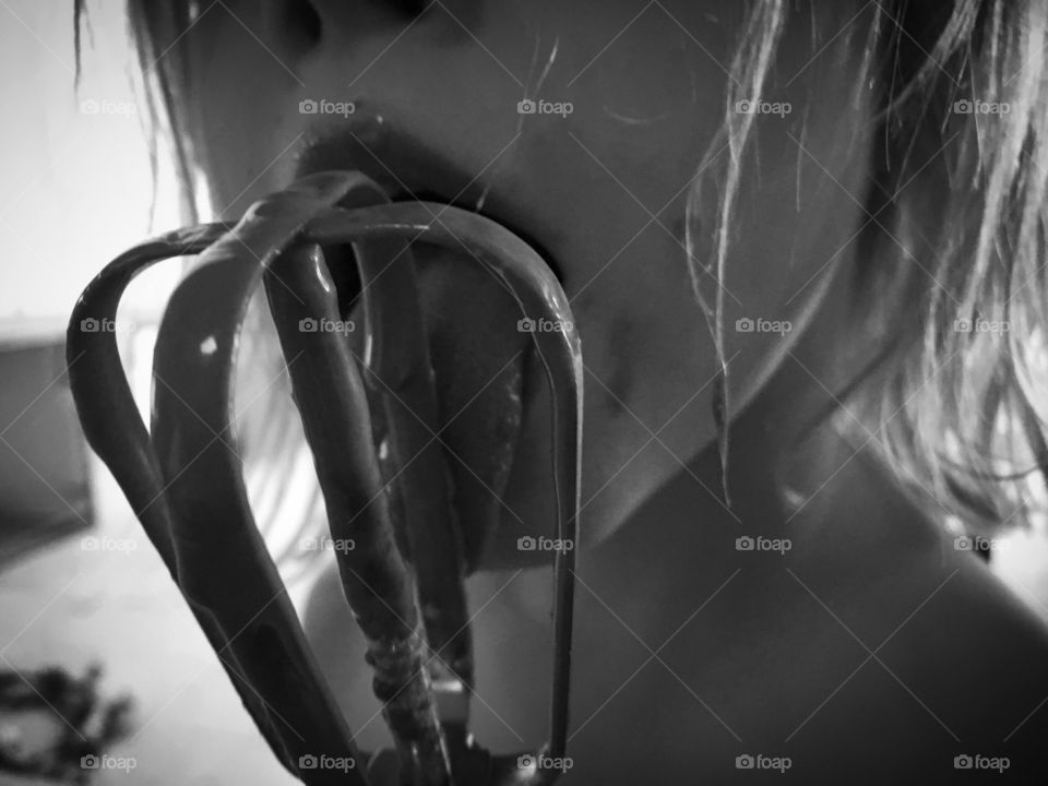 The only way to eat a cake when your young