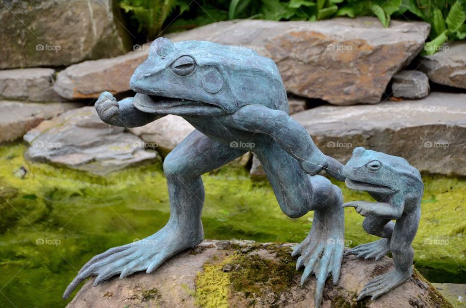 Sculpture of a frog in a garden in Antwerp.