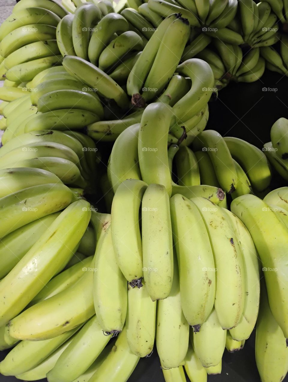 A banana nanica verde é uma banana imatura rica em amido resistente um tipo de fibra, que ajuda a regular o intestino e a prevenir a prisão de ventre e com menos açucar do que a banana madura. É uma hortaliça -fruto, que pode ser consumida cozida....