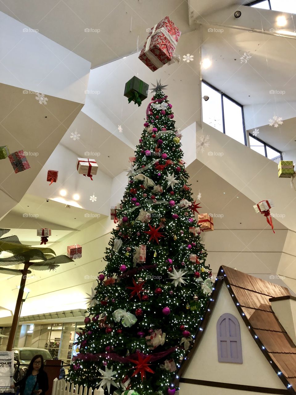 Christmas tree in mall. 