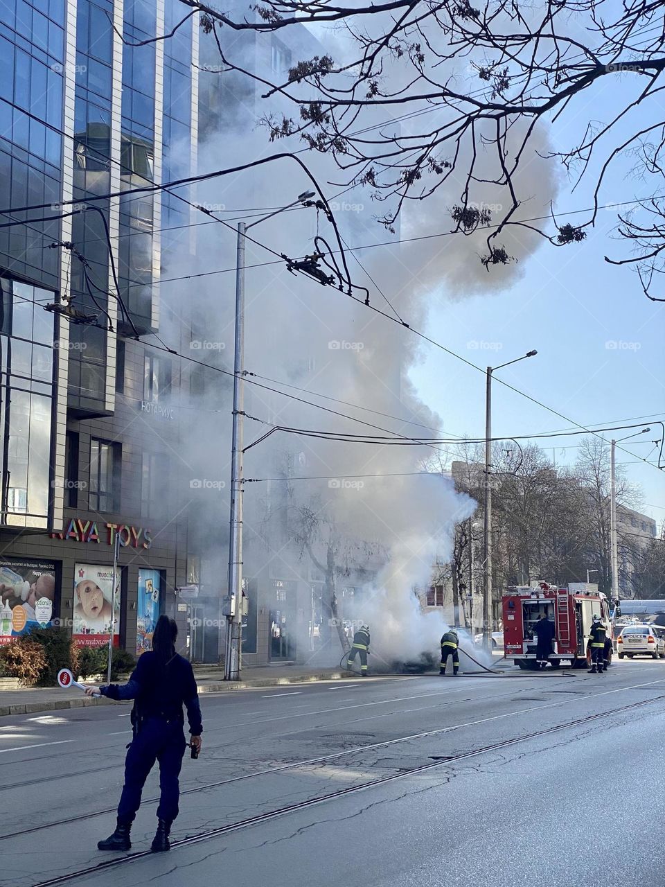 Policewoman stops traffic because of burning car