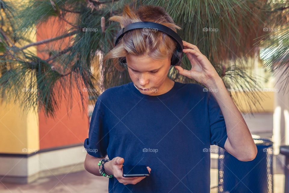 boy using his headphones