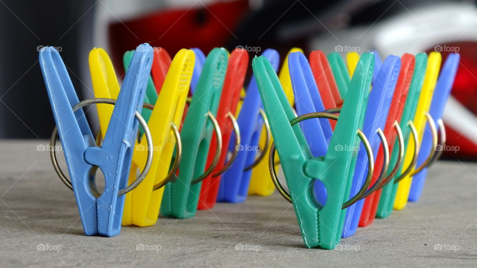 Arrangement of plastic clips