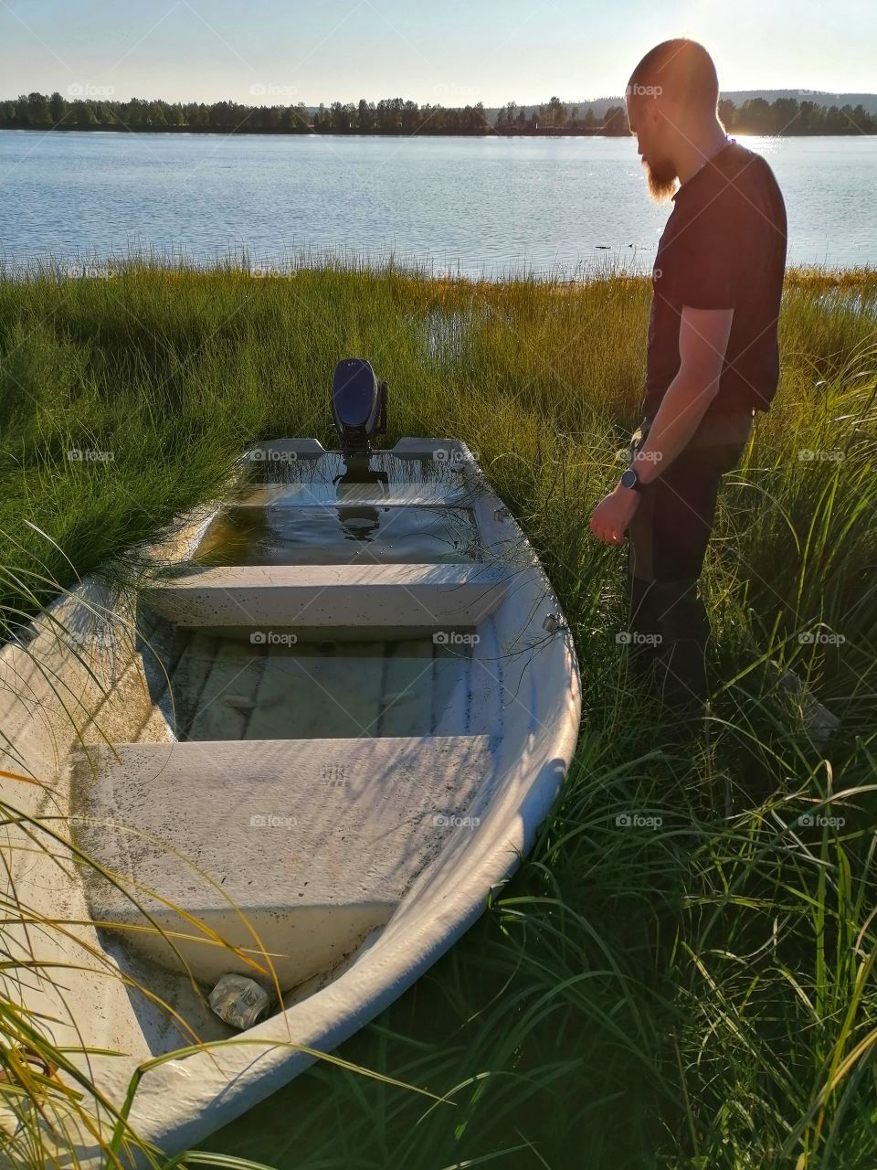 Oops. The boat a little filled with water in the rain .. Fortunately, the man was able to turn the boat and empty it.