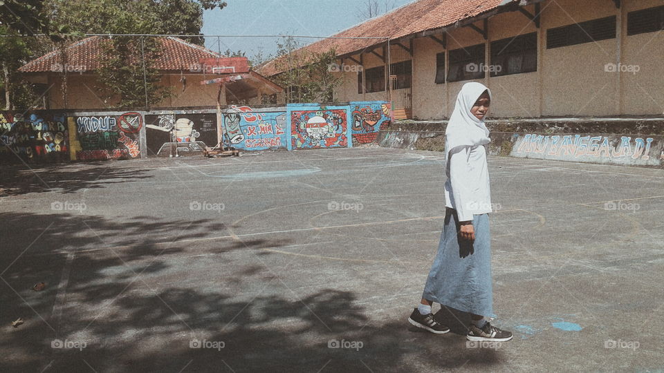 SMA-Masa dimana aku masih mengenakan seragam putih abu2 yang bau matahari. Masa yang tak pernah bisa dengan mudah aku lupa,tempatku bersua dengan para sahabat yang sekarang sudah menjalani hidupnya sendiri2~
#vscoindo
#masa sma
#putih abu2