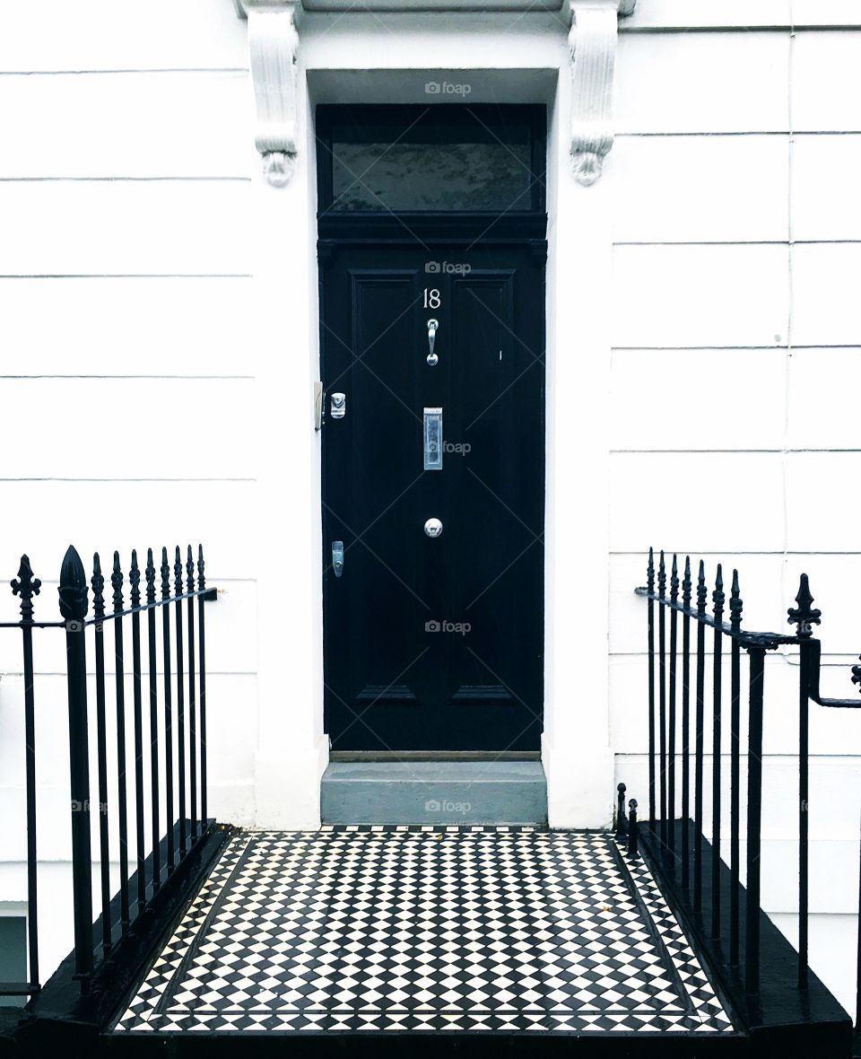 Black and white apartment - London, England.
