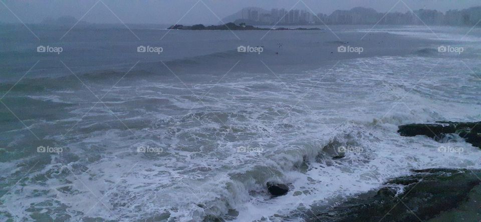 Day with rain in Guarujá beach