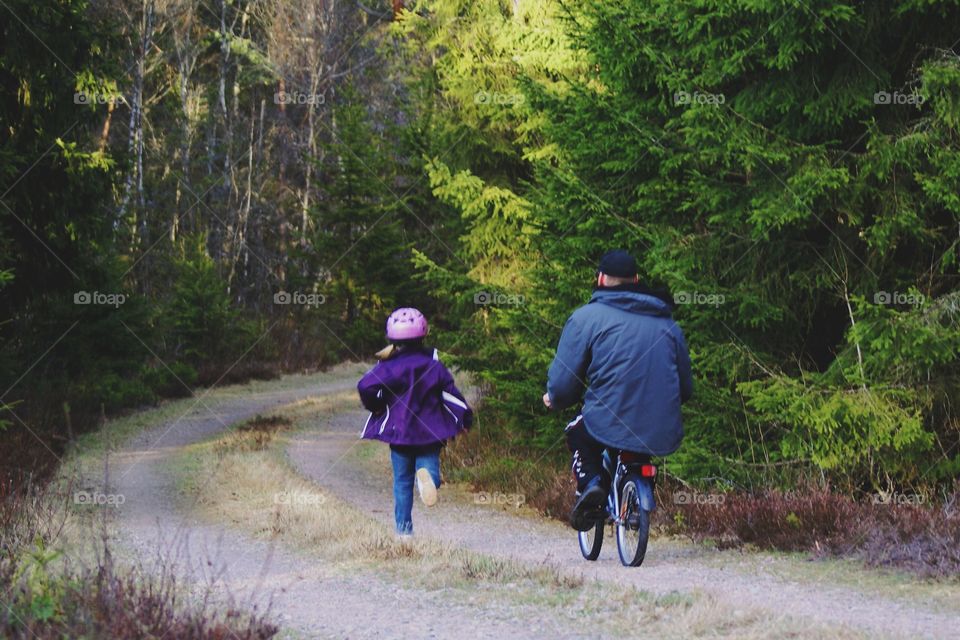 Learnkng. A girls father show her how to bicycle