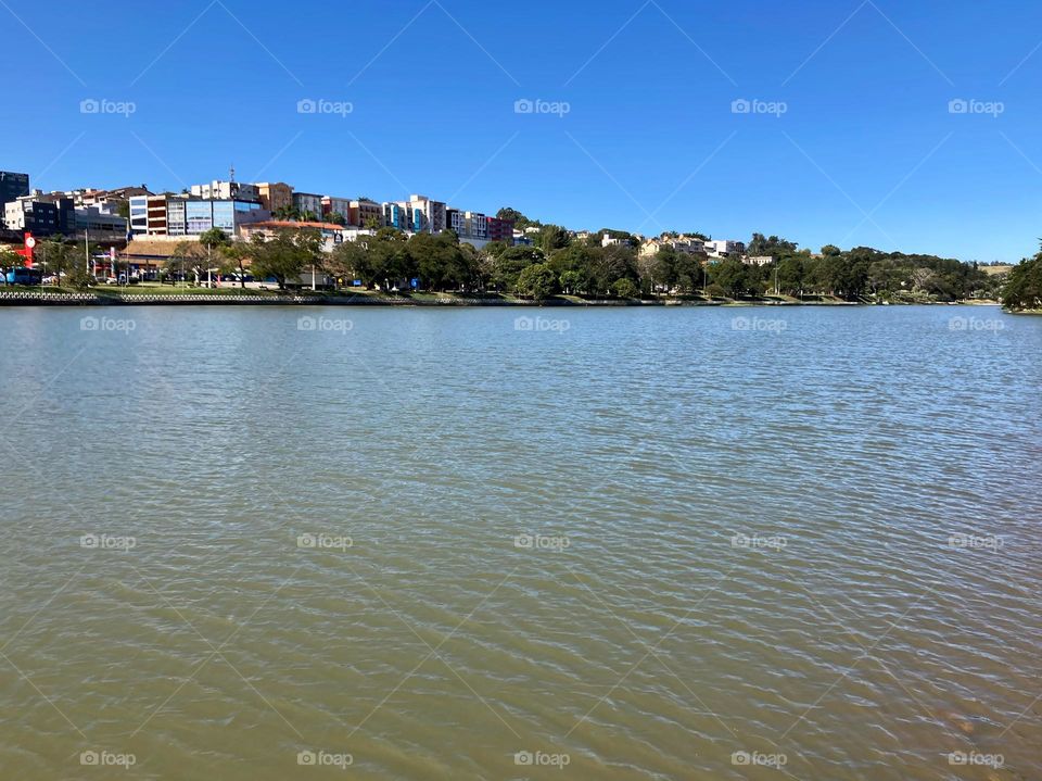 Que horizonte bonito! Muita água e muito azul, inspirando nossa bela tarde.
A natureza nos permite simples e bonitos registros fotográficos... veja só: