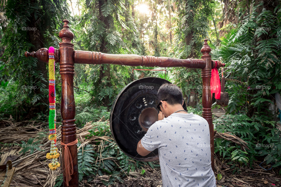 Man pay respect to the gong