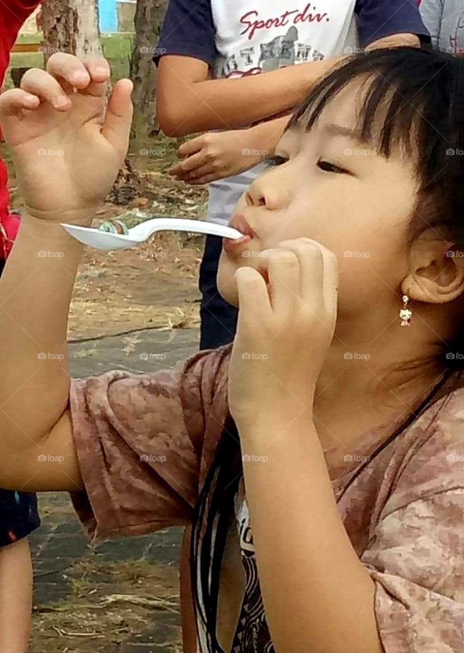 a little girl is taking part in a marble race