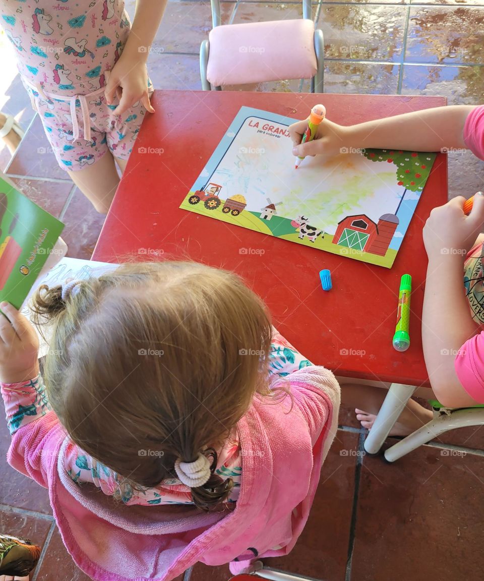 niños jugando a pintar