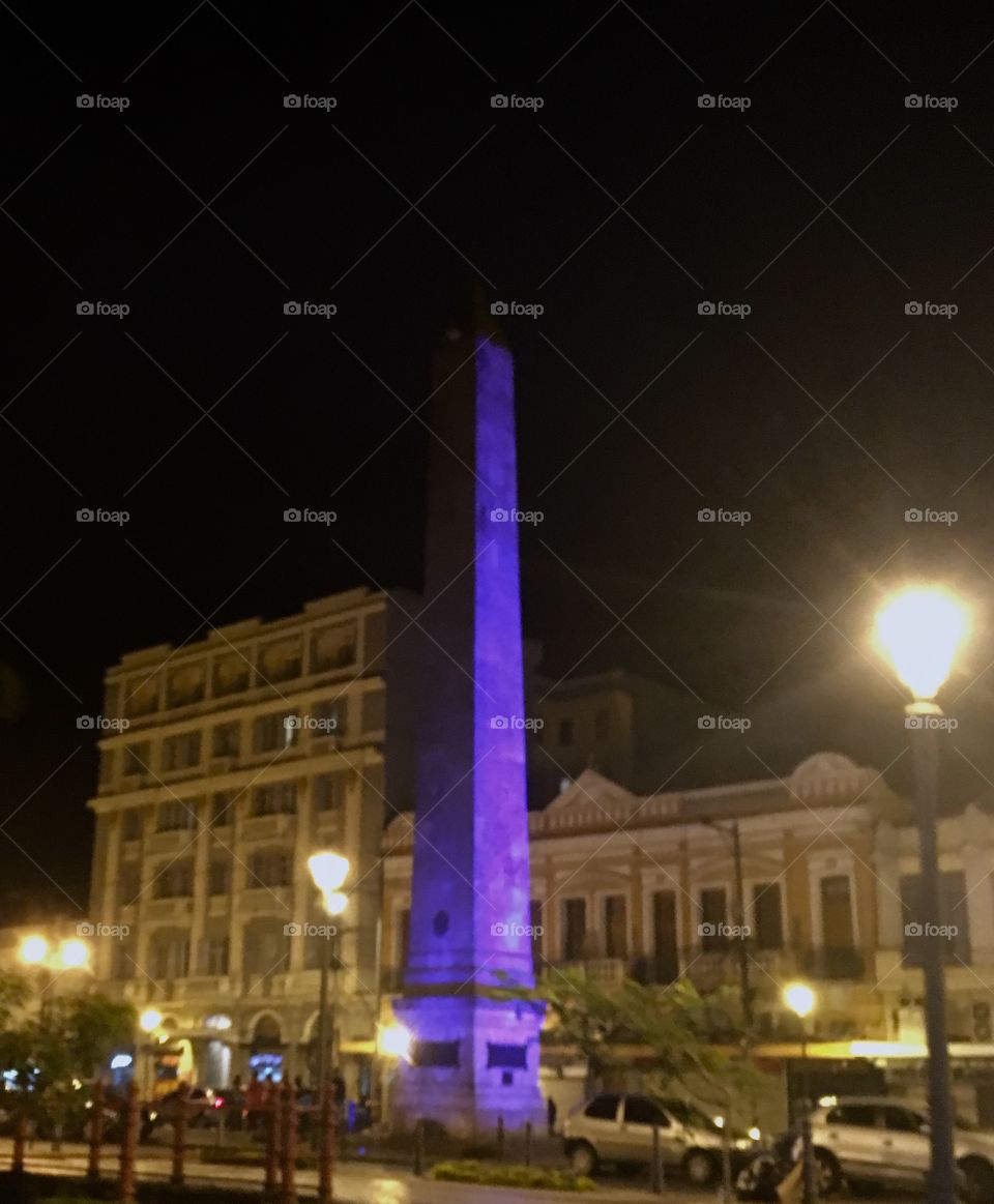 Obelisco Centeal da Praça de Petrópolis. Muito bonito, em cores fortes e destacando-se na noite. 