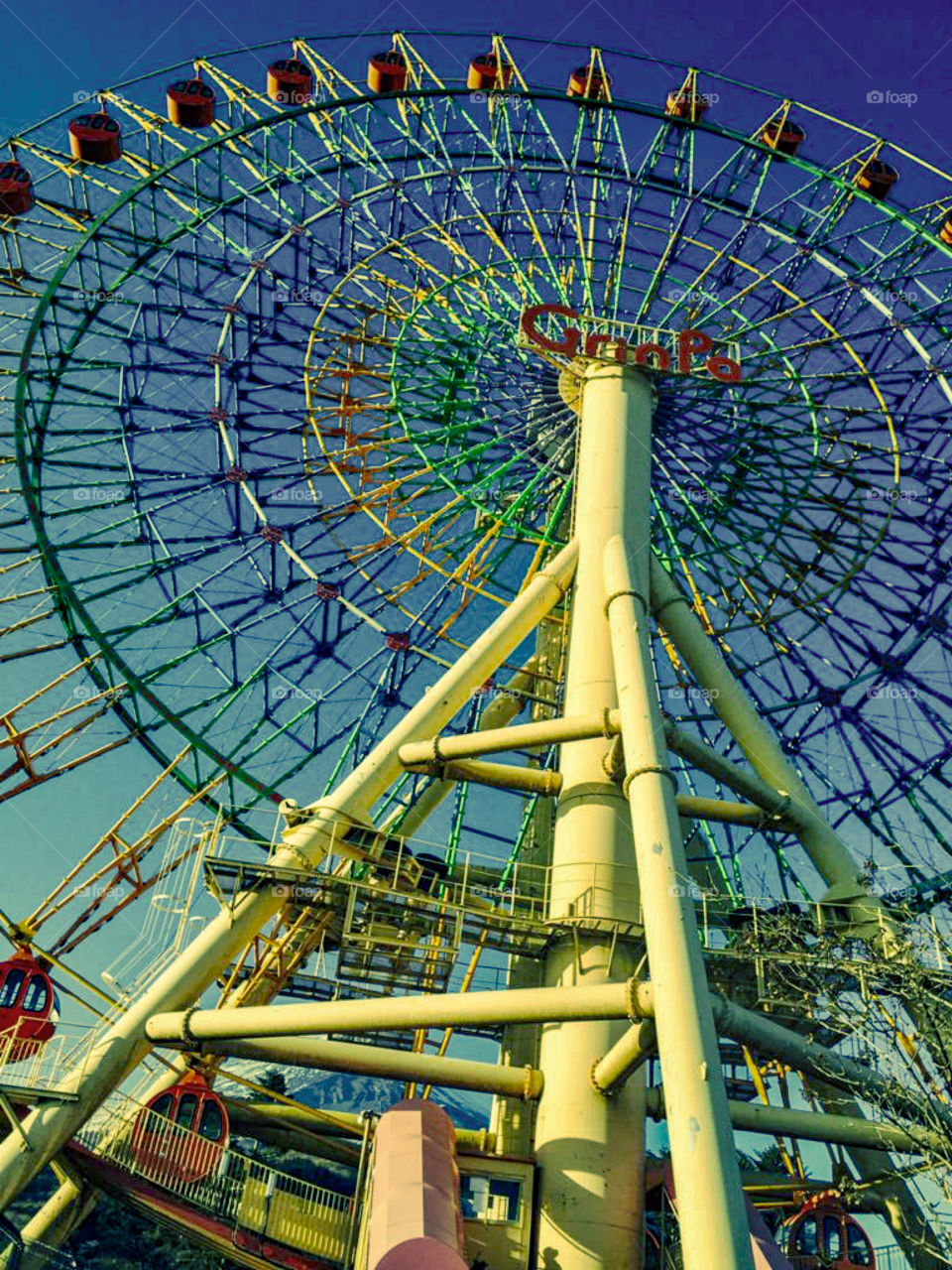 giant Faris wheel touch the sky