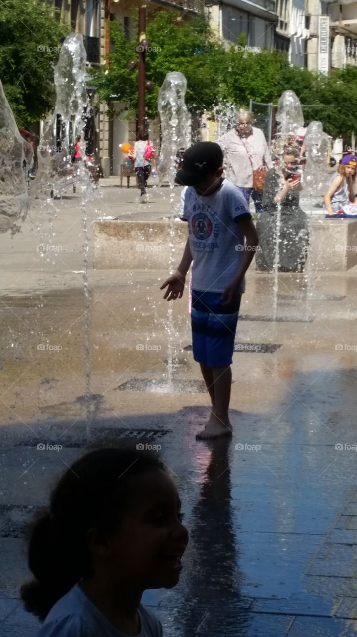 my son plays with the water