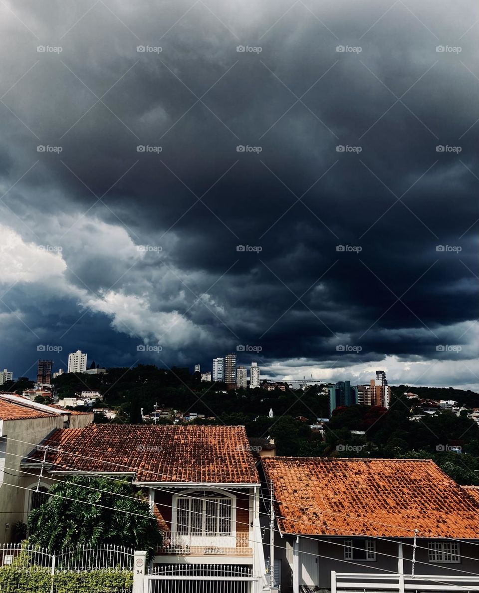 The rain is coming… dark clouds in Bragança Paulista, countryside of SP. / A chuva está chegando… nuvens escuras em Bragança Paulista, interior de SP. 