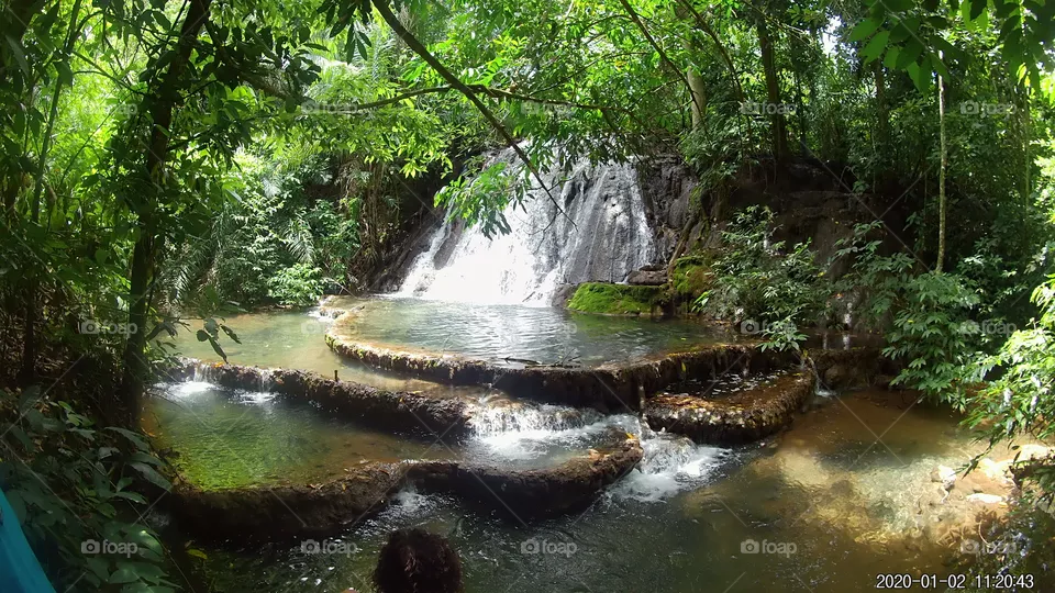 cachoeira com piscinas naturais