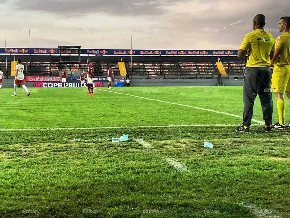 Olhe só que legal: 18m do 2º tempo, e está rolando Red Bull Bragantino II  4x1 Juventus pela Copa Paulista. 

Aqui: vista térrea do Restaurante Rosário (embaixo da arquibancada, do tradicional lanche de linguiça).