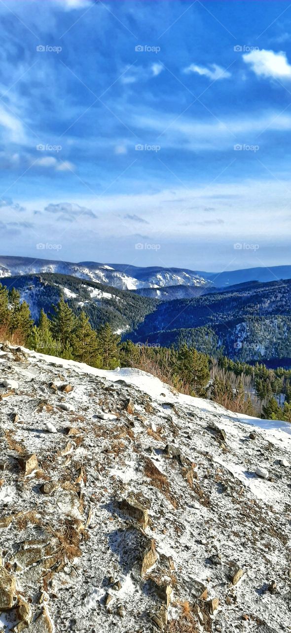 вид на горы сибирского заповедника "Столбы"