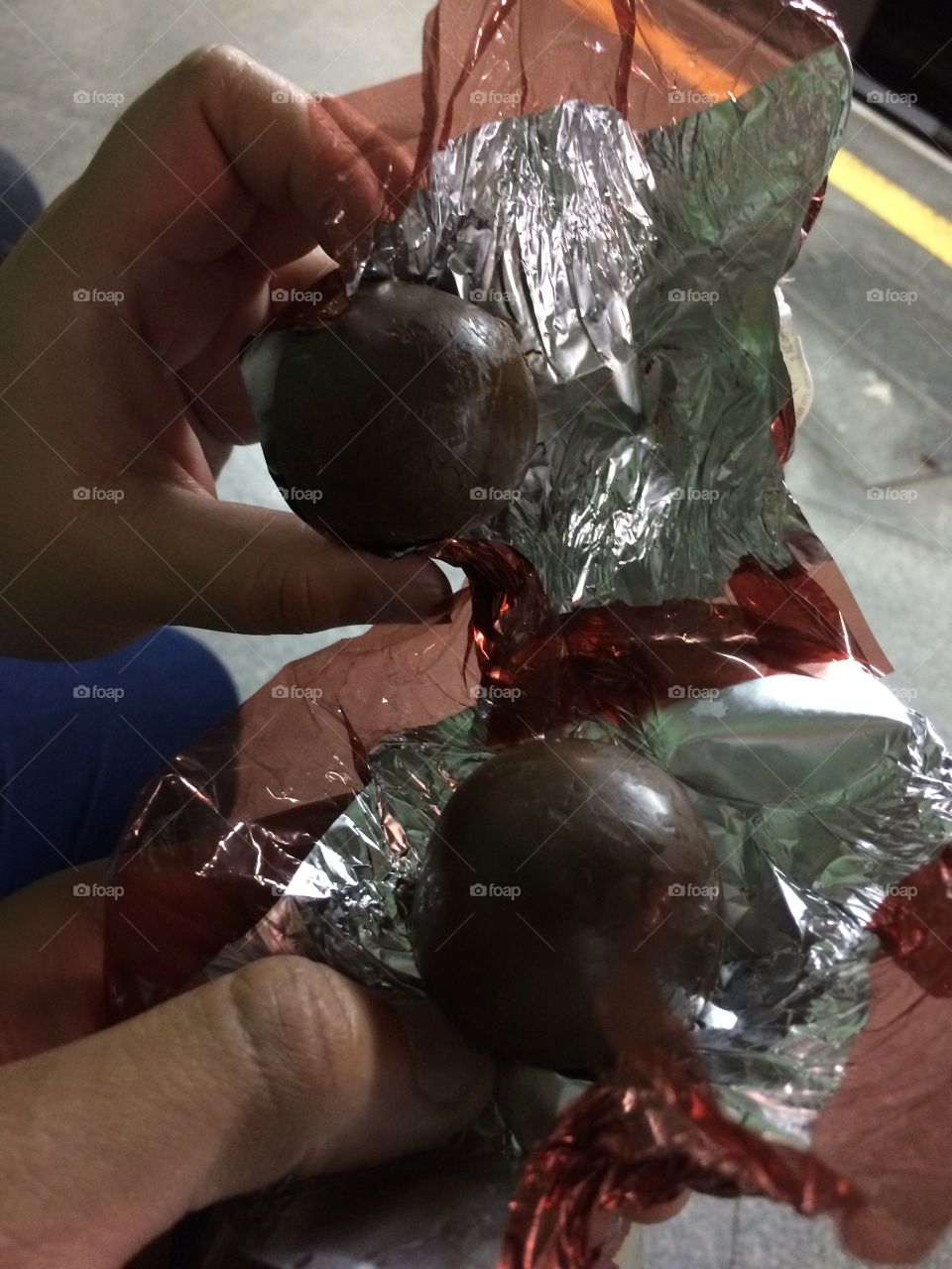 2 corações apaixonados e seus chocolates.