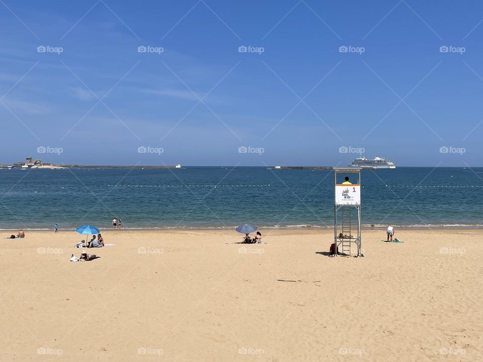 Wide angle view of beach and sea against sky. 