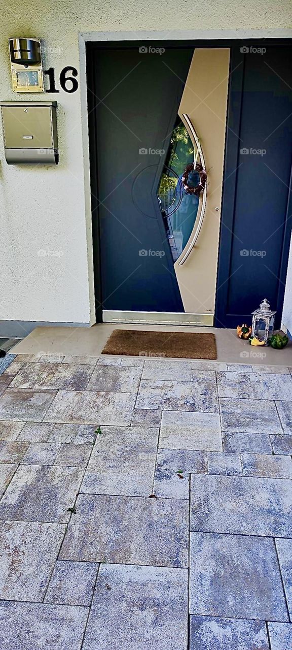 This is the entrance to a beautiful house in „Bavaria“, Germany. The front door and house number have recently been redesigned with an „Art Deco“ touch. 2023. Hypnotic Productions