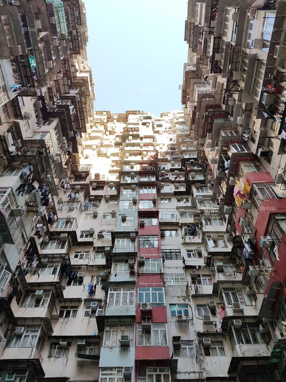 Un cielo entre gran complejo de apartamentos